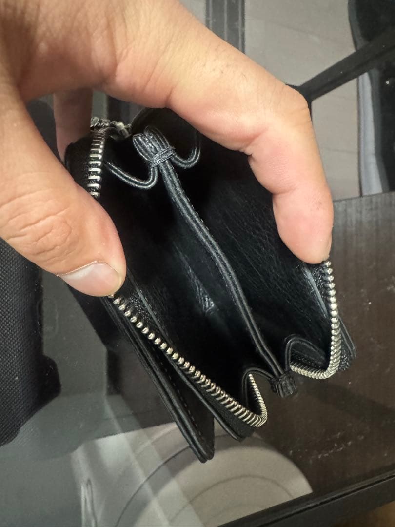 黒レザー二つ折り財布 ジッパー付き