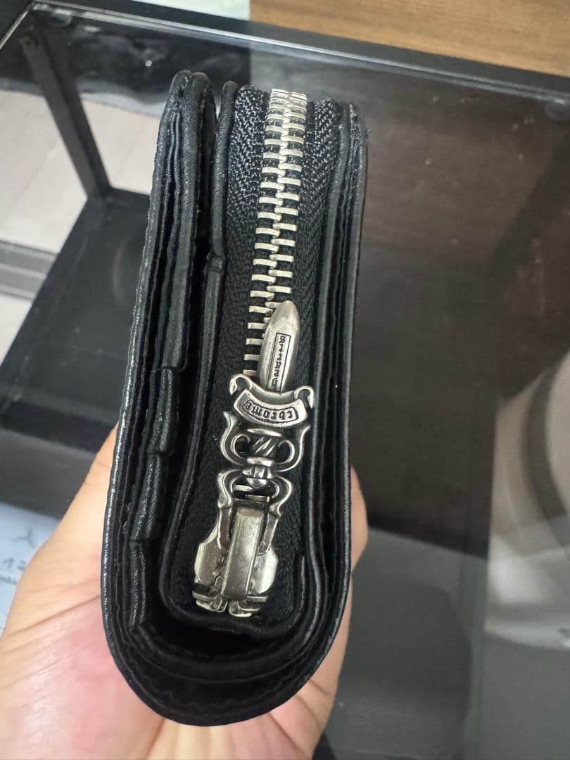 黒レザー二つ折り財布 ジッパー付き