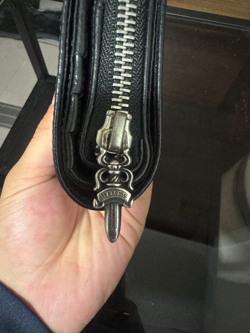 黒レザー二つ折り財布 ジッパー付き