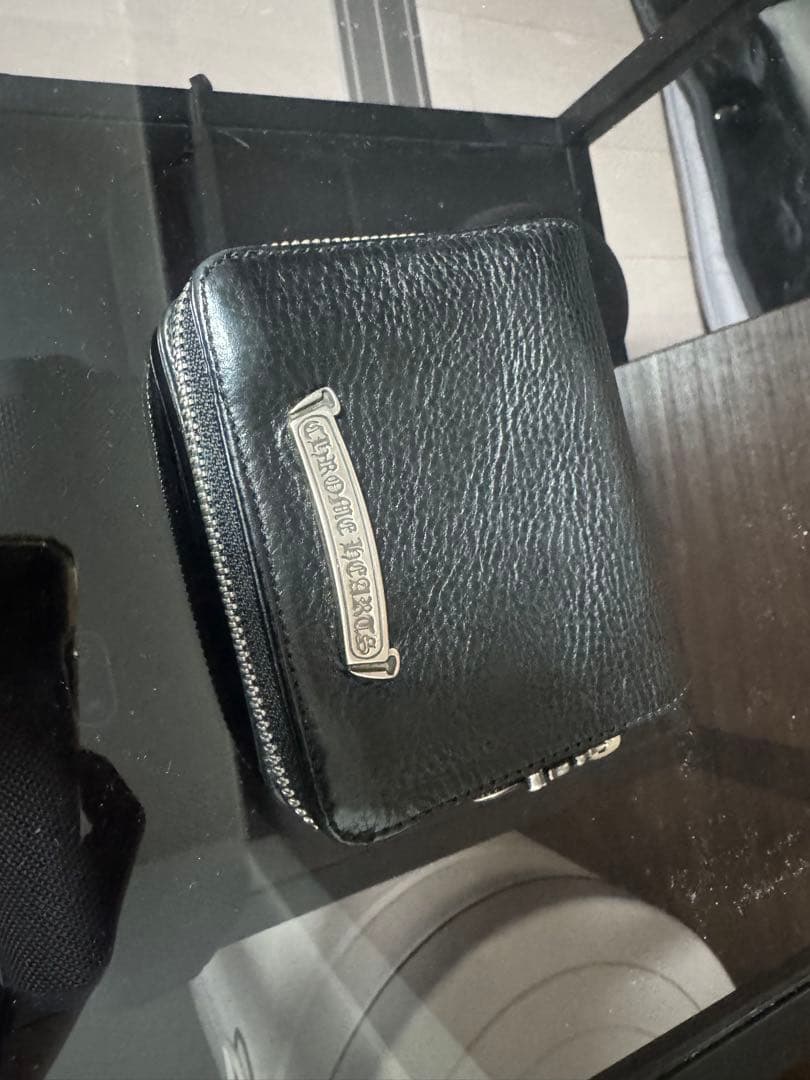 黒レザー二つ折り財布 ジッパー付き