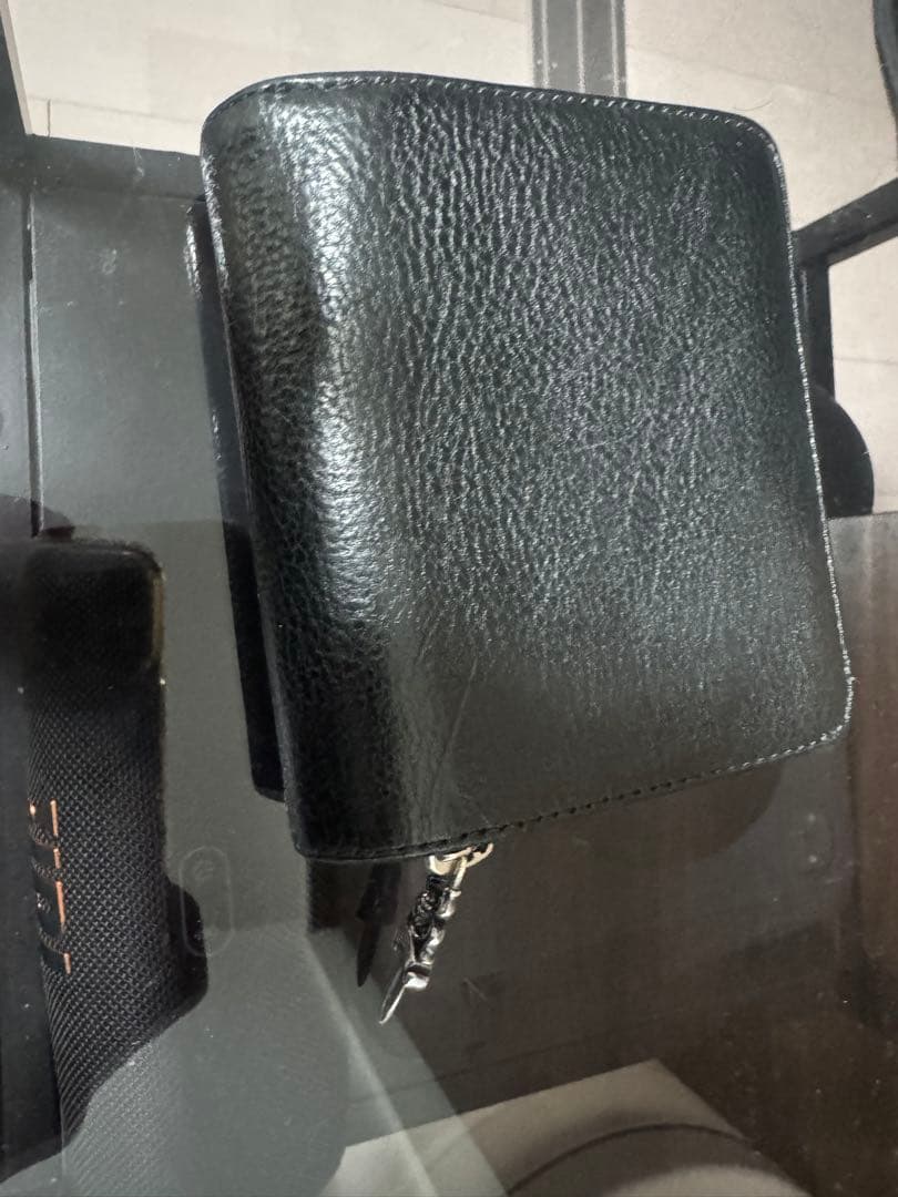 黒レザー二つ折り財布 ジッパー付き