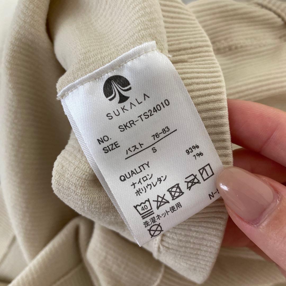 SサイズSUKALAカップ付きオープンネックニットTee