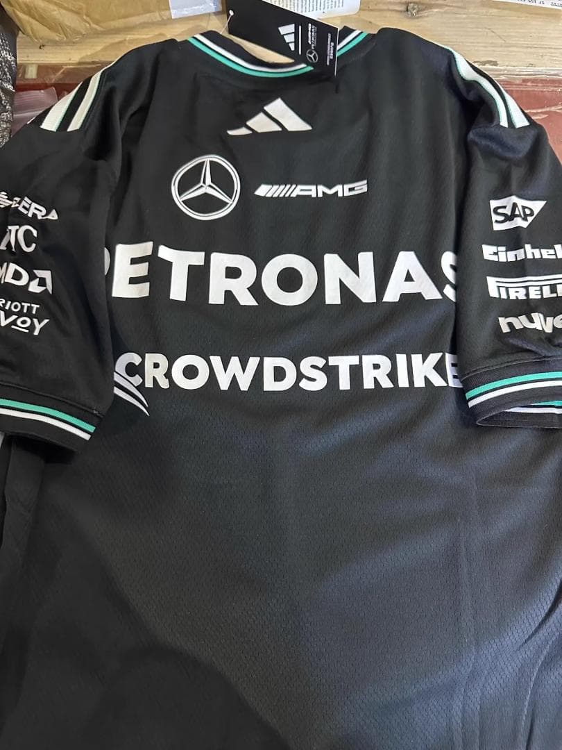 2025 年メルセデス - AMG ペトロナス F1 チーム T シャツ