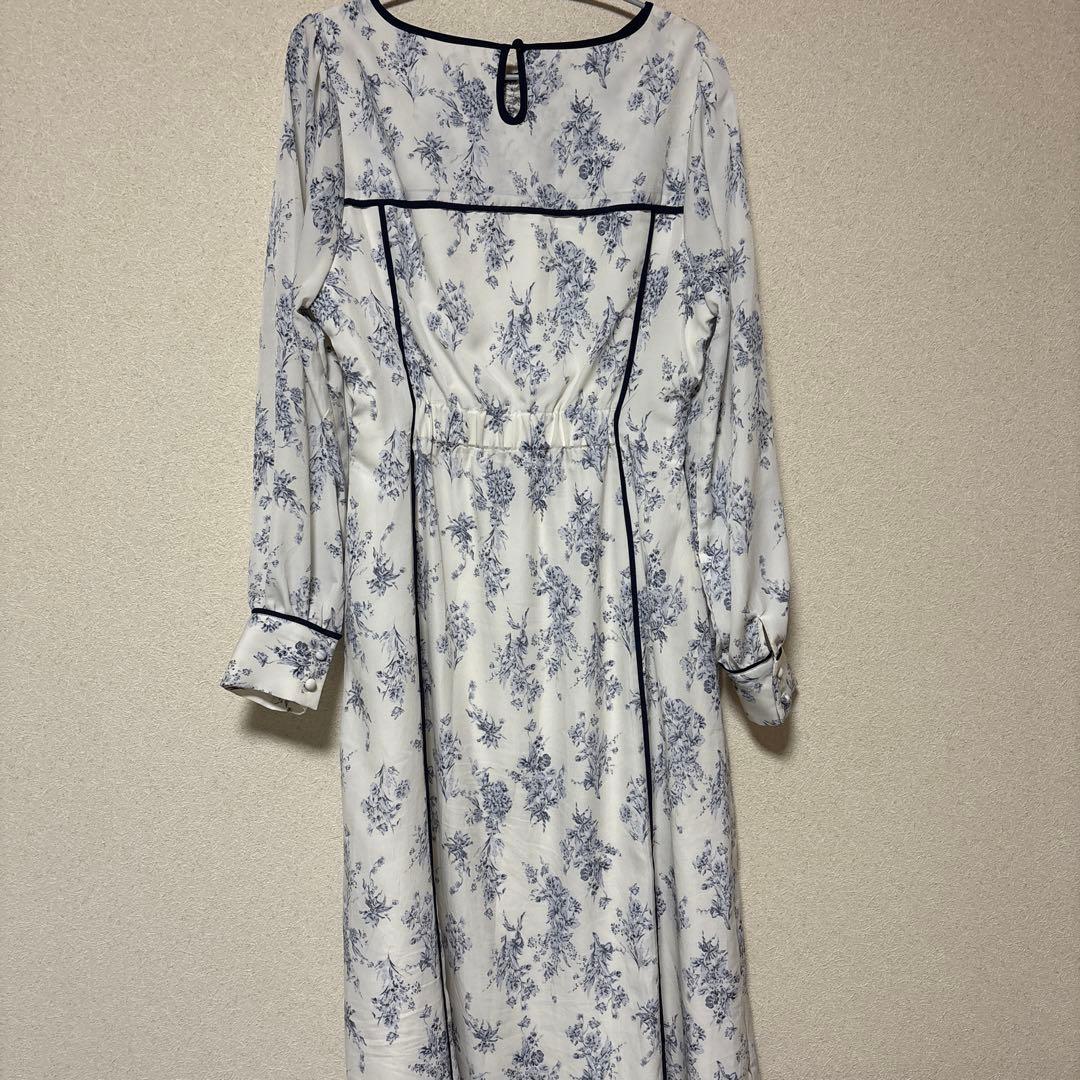 overE オーバーイー フラワーパイピングワンピース　オフホワイト　96サイズ