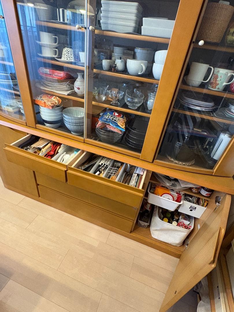食器棚 ガラス扉 引出し 引き戸 ブラウン キッチンボード カップボード うつわ