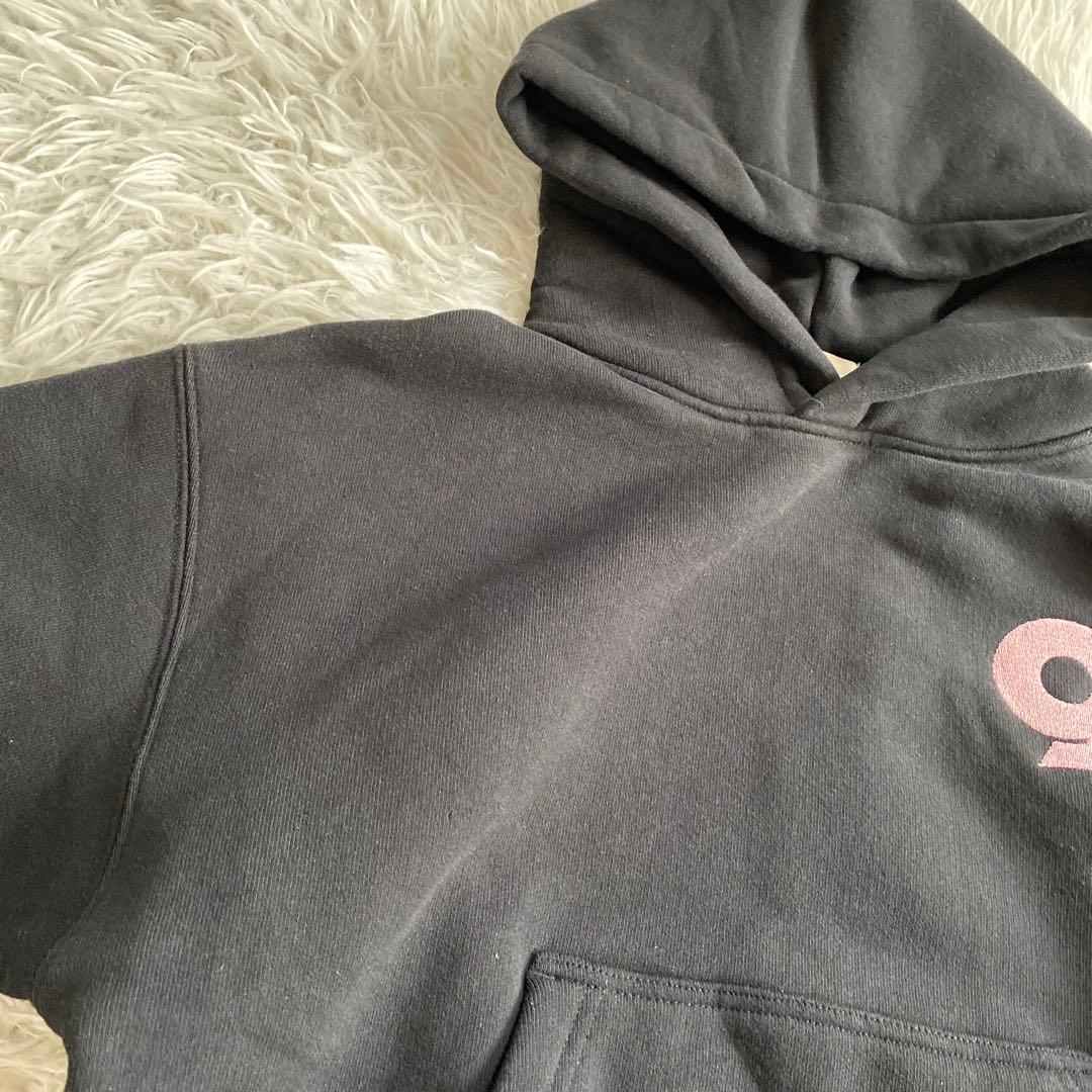 初心者です9090 フード付きセットアップ　ブラック　ピンク　ロゴ