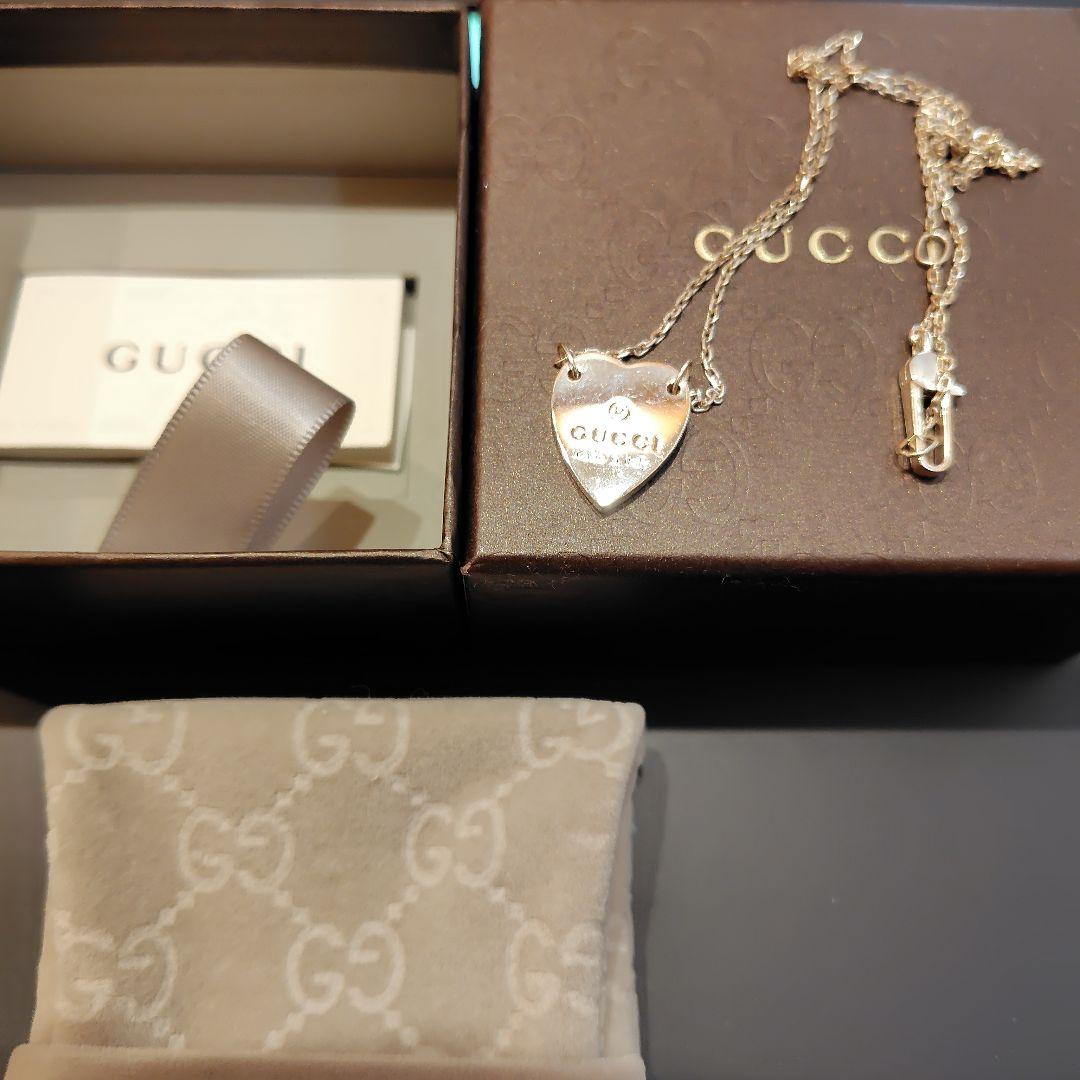 GUCCI シルバー ハート型ネックレス