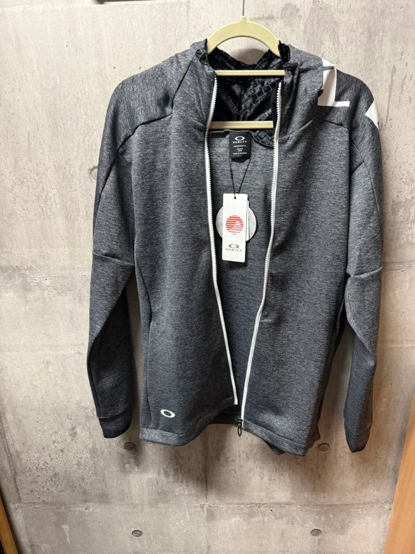 新品タグ付 オークリー パーカー M グレー 高機能フーディー トレーニング