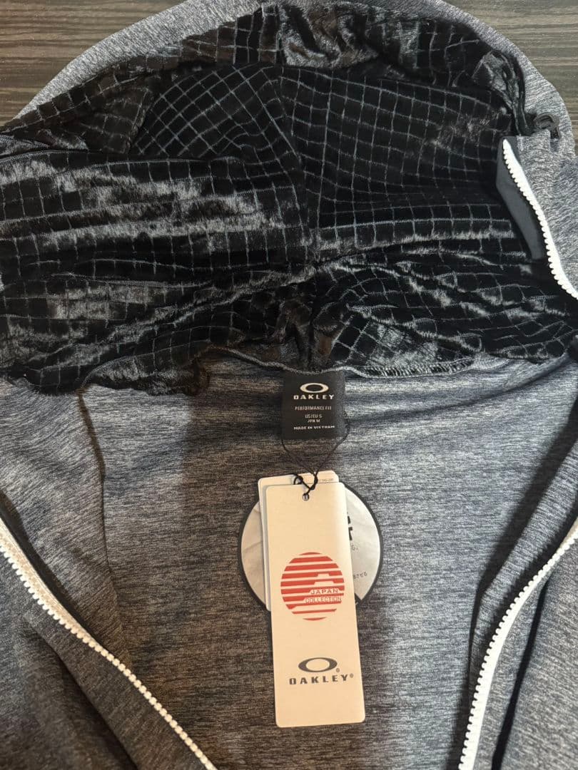 新品タグ付 オークリー パーカー M グレー 高機能フーディー トレーニング