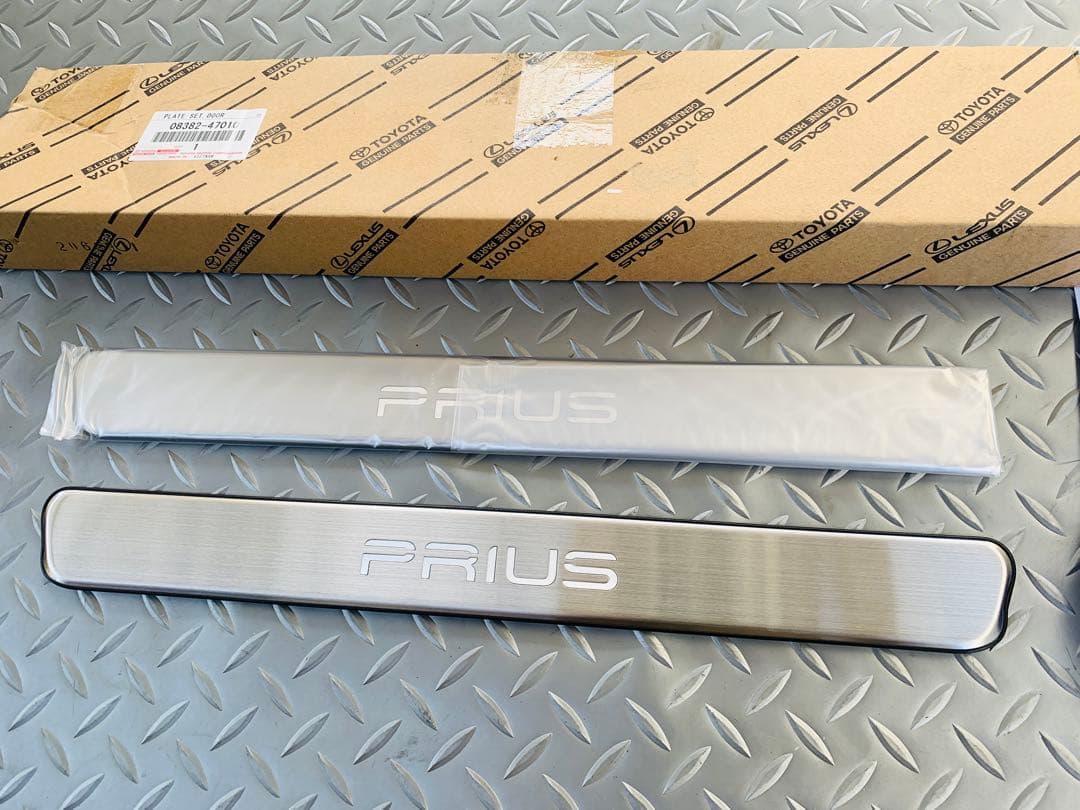 50プリウス　純正スカッフプレート新品一台分２枚セット50系　ステンレス