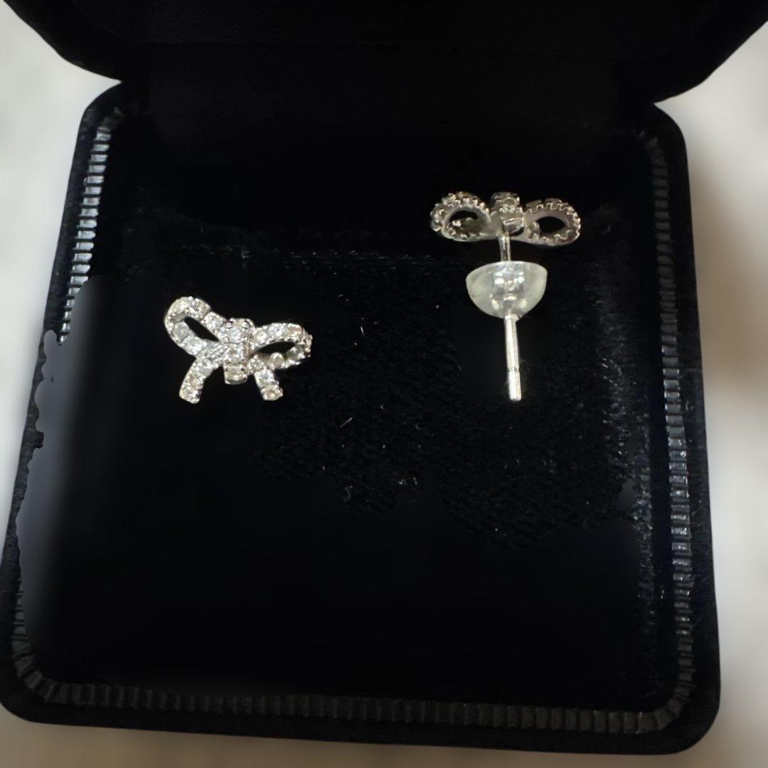 K18WGダイヤ リボンピアス