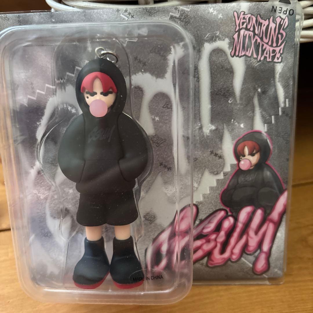 TXTヨンジュンGGUM CDとトレカ、フィギュアなど