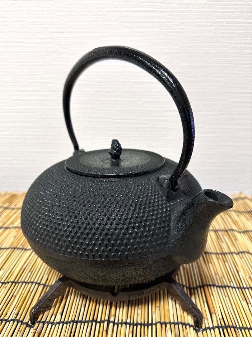 未使用品、付属品付　南部雲南堂鍋元造１５型丸平形アラレ　鉄瓶　南部鉄瓶　南部鉄器