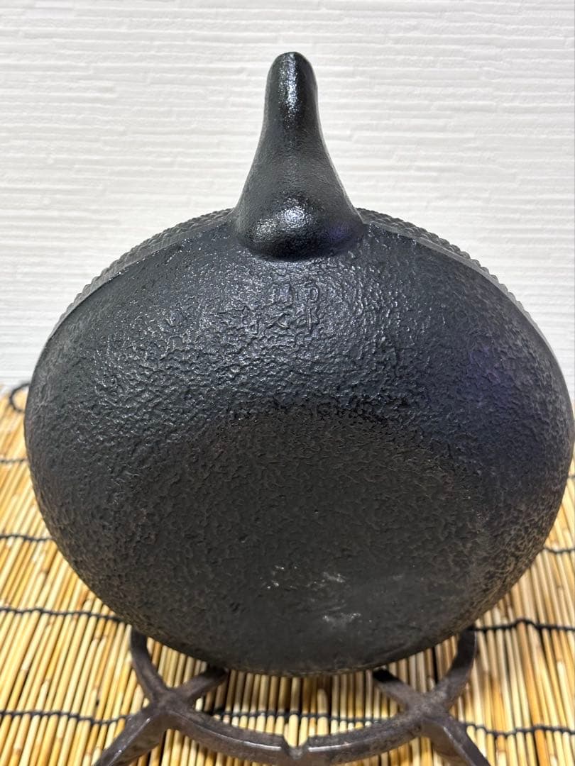 未使用品、付属品付　南部雲南堂鍋元造１５型丸平形アラレ　鉄瓶　南部鉄瓶　南部鉄器