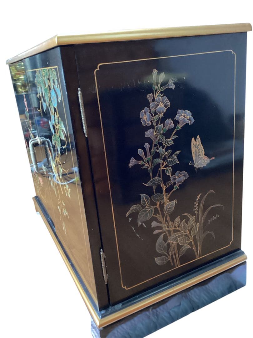 骨董家具　アジアンスタイル 木製収納家具 鳥と花の装飾