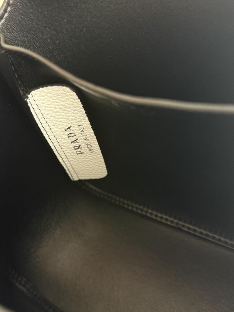 PRADA 白い革のハンドバッグです