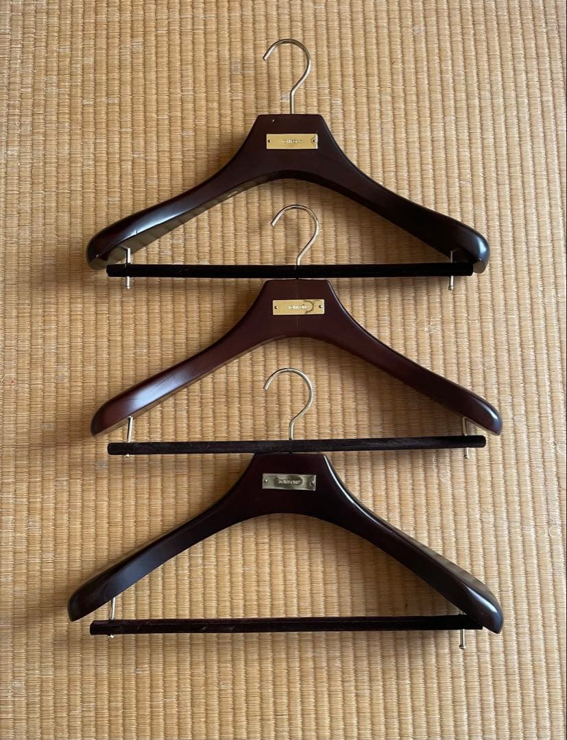 TOM FORD 木製ハンガー 3本セット