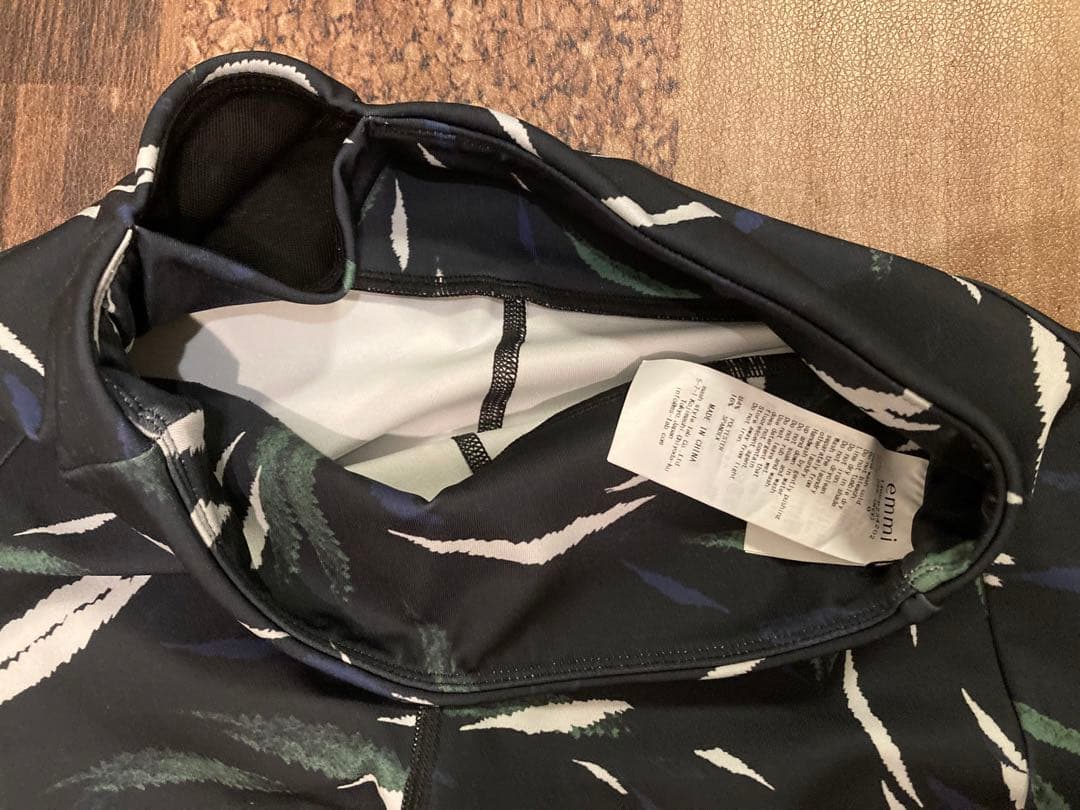 極美　emmi yoga エミヨガ　ヨガウェア　フェザー柄　ブラック　S