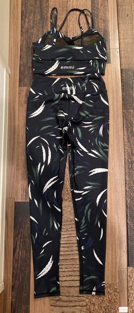 極美　emmi yoga エミヨガ　ヨガウェア　フェザー柄　ブラック　S