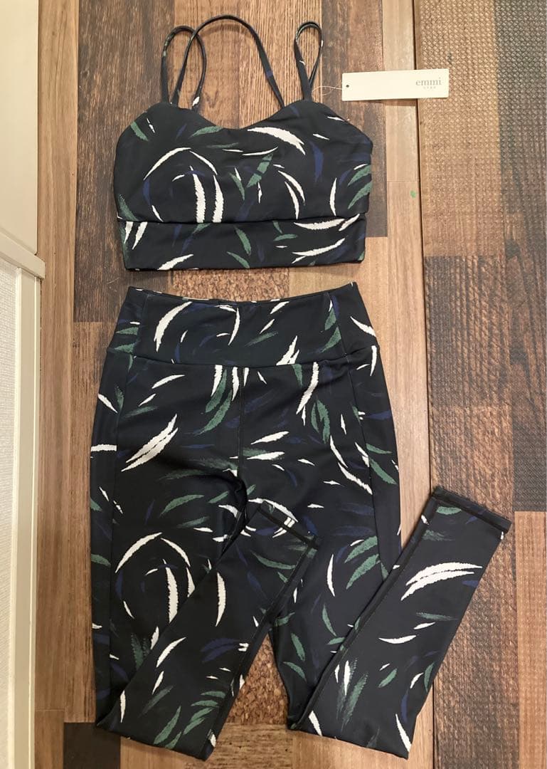 極美　emmi yoga エミヨガ　ヨガウェア　フェザー柄　ブラック　S