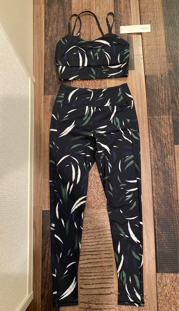 極美　emmi yoga エミヨガ　ヨガウェア　フェザー柄　ブラック　S