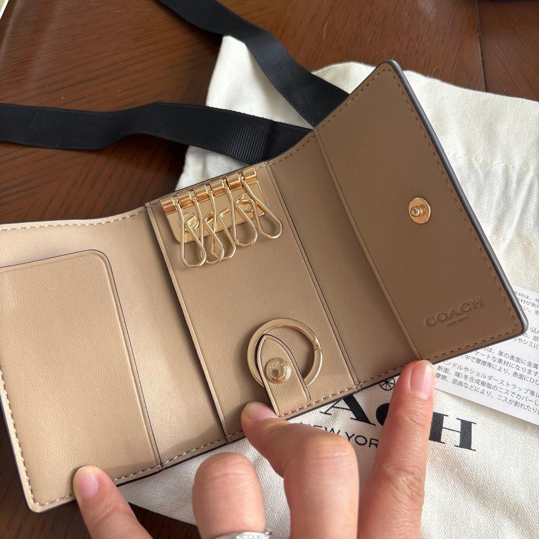 COACH フラワープリント レザーキーケース