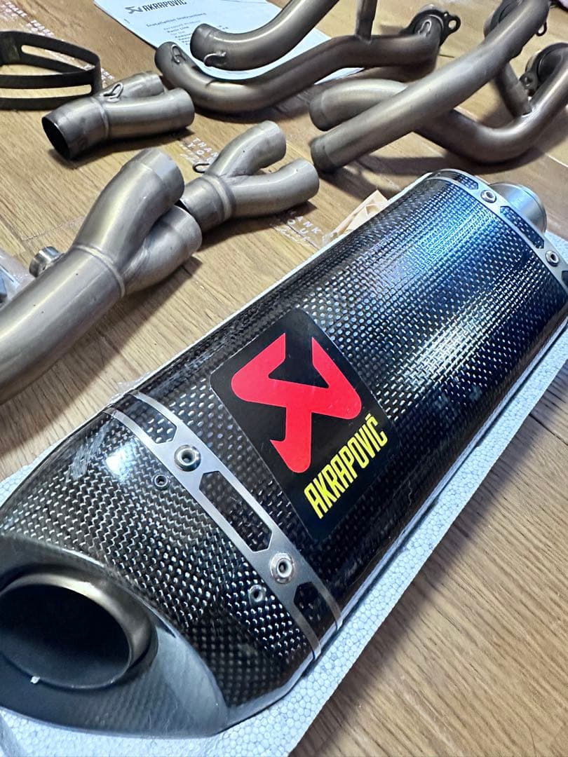 最終値下げAkrapovic カーボンファイバー マフラー ZX4R ZX25R