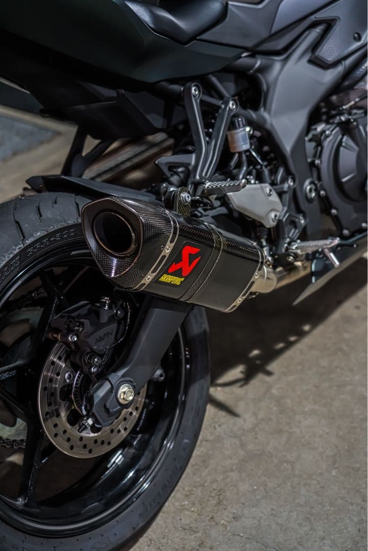 最終値下げAkrapovic カーボンファイバー マフラー ZX4R ZX25R