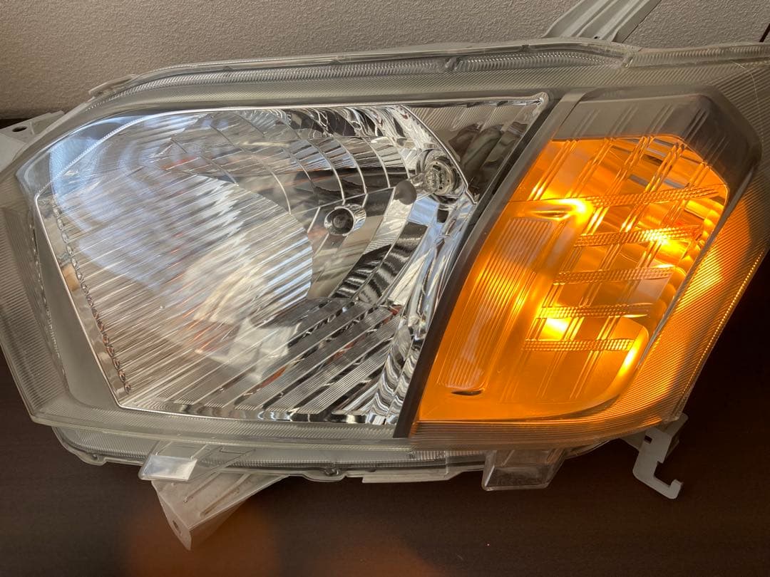 プロボックスサクシード(NSP160V)左ヘッドライト