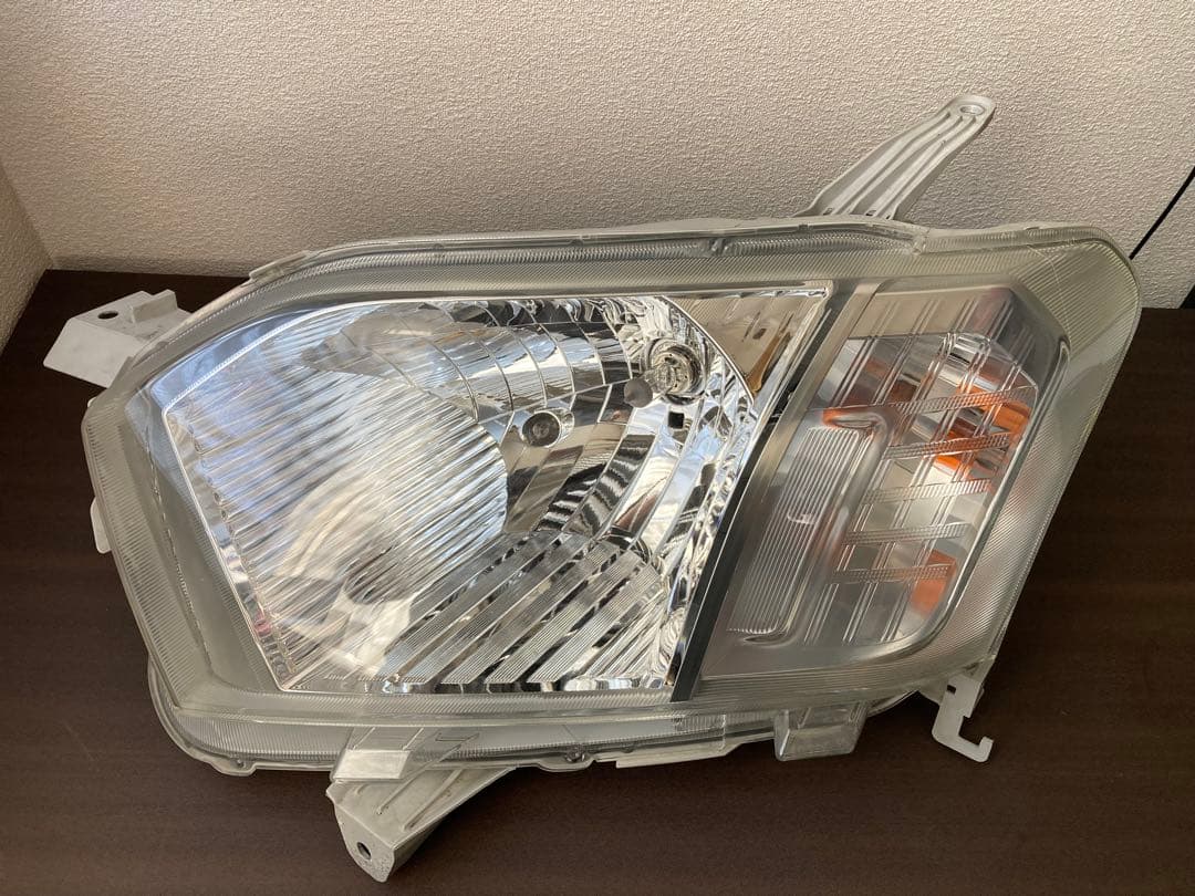 プロボックスサクシード(NSP160V)左ヘッドライト