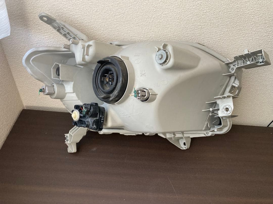 プロボックスサクシード(NSP160V)左ヘッドライト