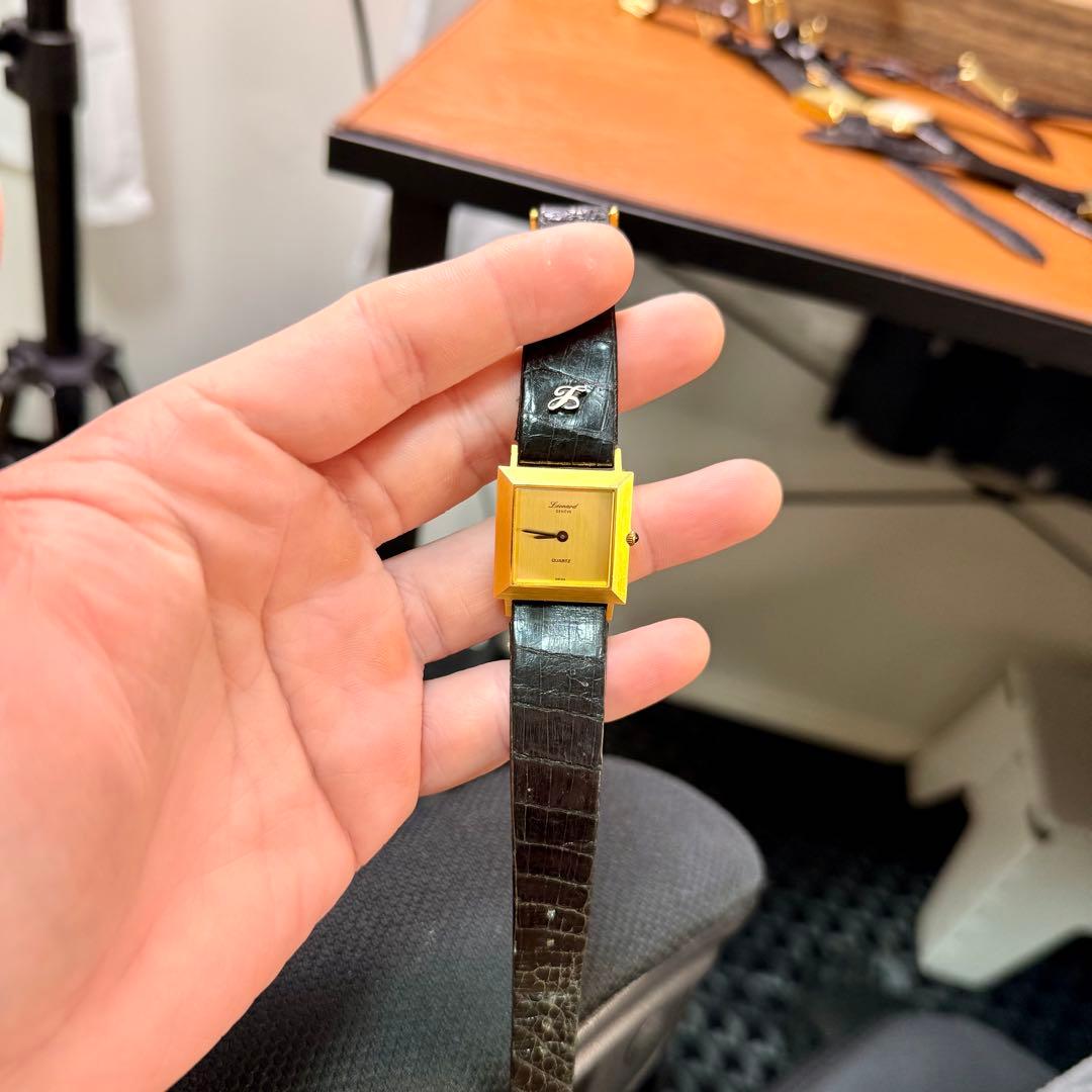 レオナール LEONARD 腕時計 タンク型 ゴールド クォーツ スイス製