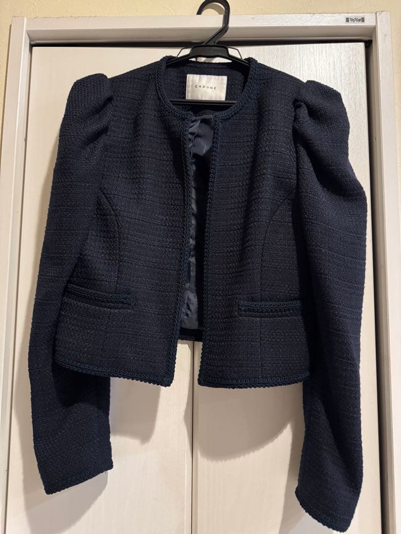 神崎恵　CADUNEノーカラージャケット ネイビー パフスリーブ カデュネ