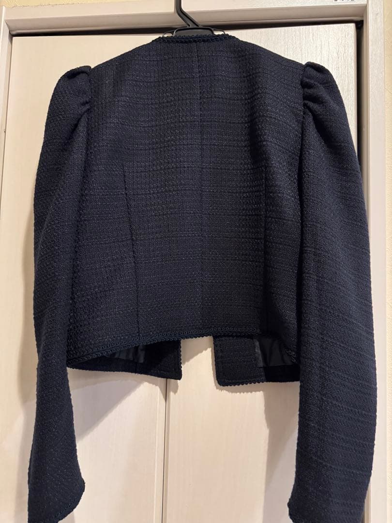 神崎恵　CADUNEノーカラージャケット ネイビー パフスリーブ カデュネ