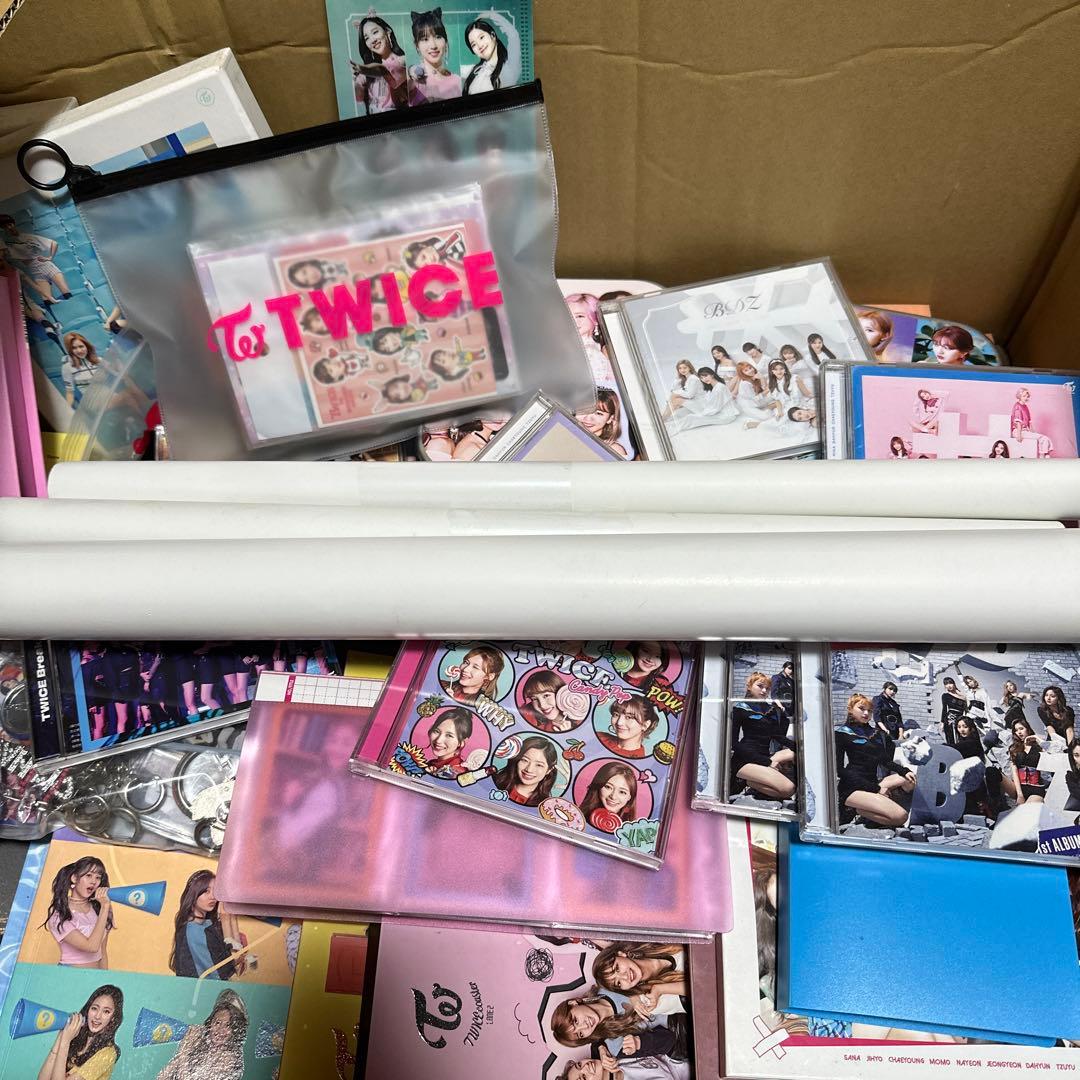 TWICECD、トレカ、ストラップ、缶バッジ、ポスター、アルバム、シール等色々
