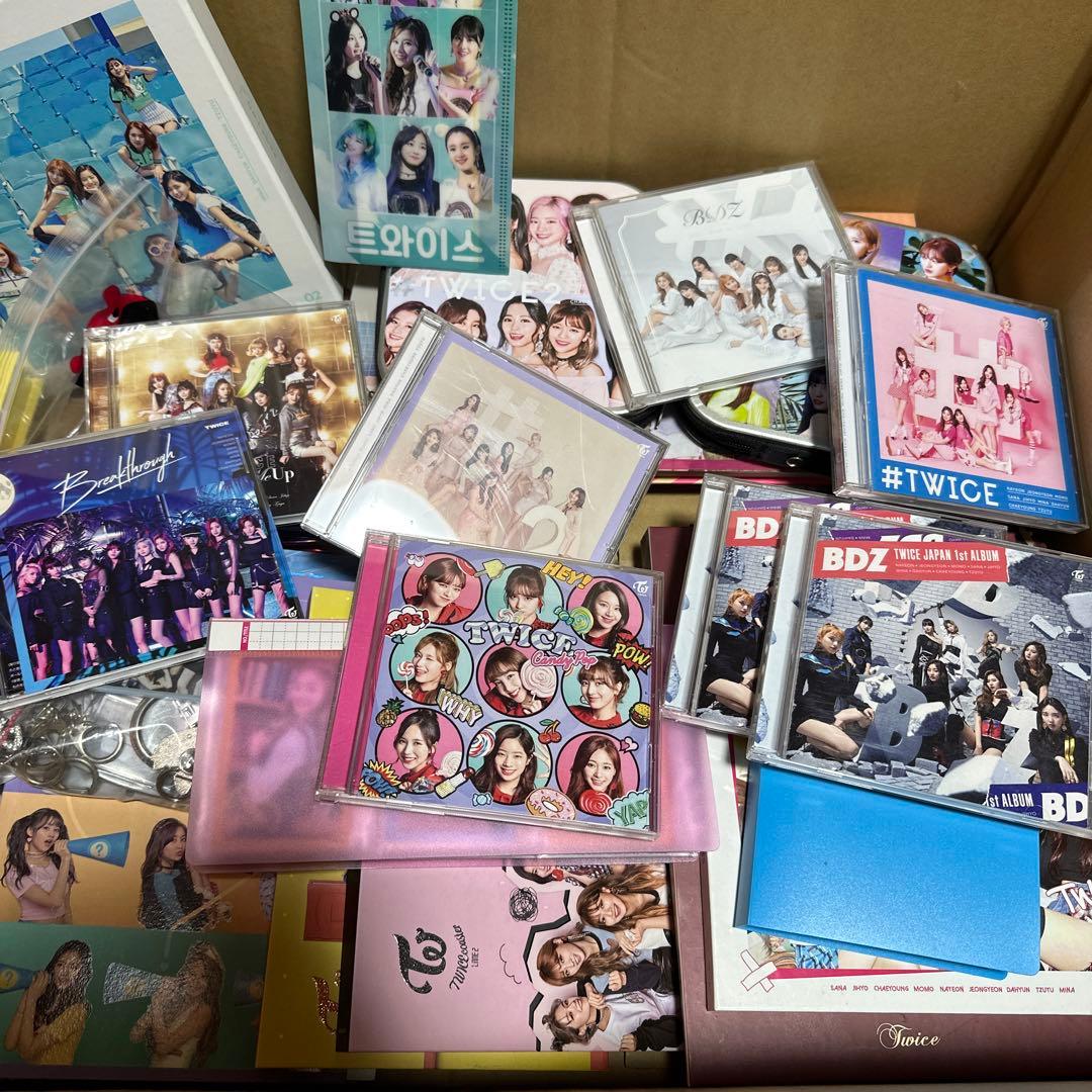 TWICECD、トレカ、ストラップ、缶バッジ、ポスター、アルバム、シール等色々