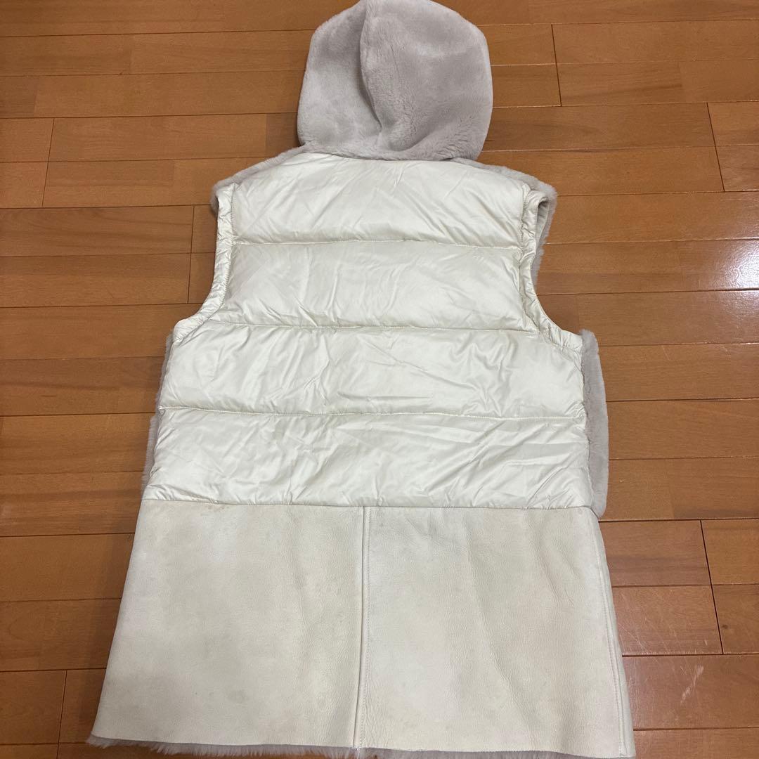 EMMETI AULLAアウラ　リアルムートン ダウン ベスト フードベージュ系