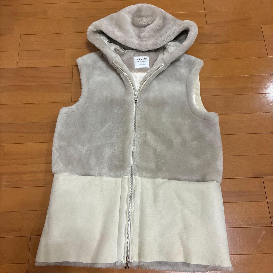 EMMETI AULLAアウラ　リアルムートン ダウン ベスト フードベージュ系