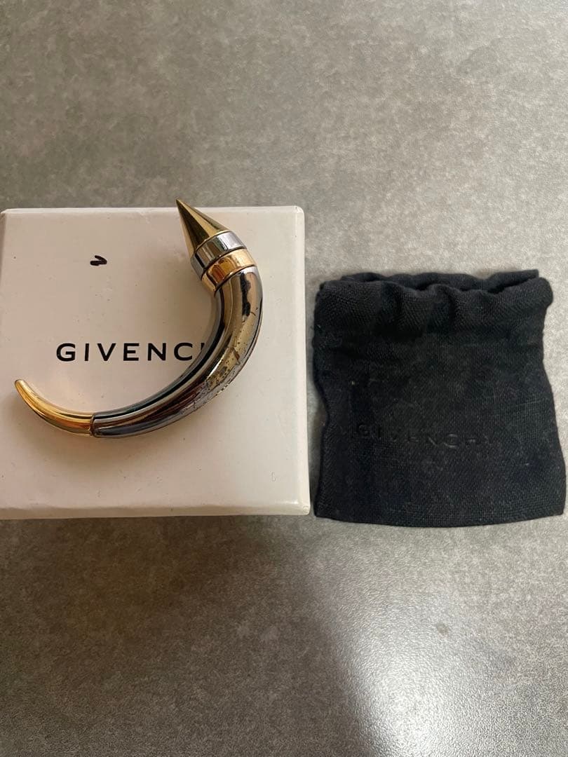 givency ジバンシー　名作マグネットピアス