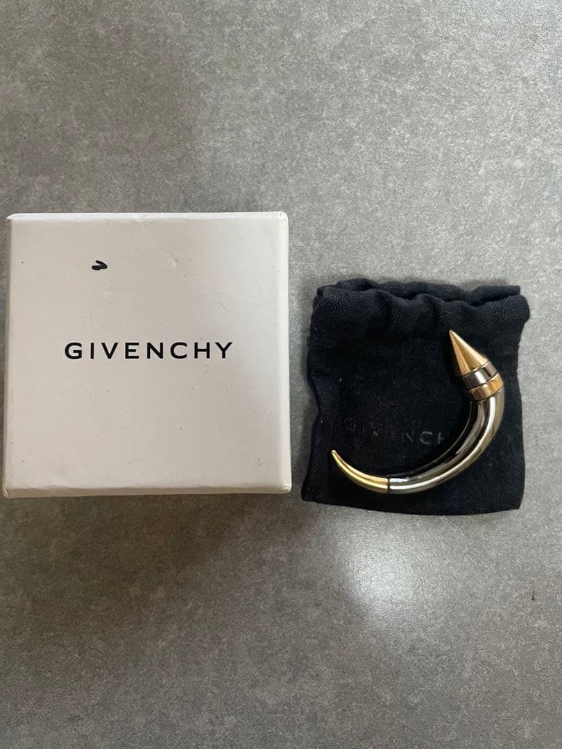 givency ジバンシー　名作マグネットピアス