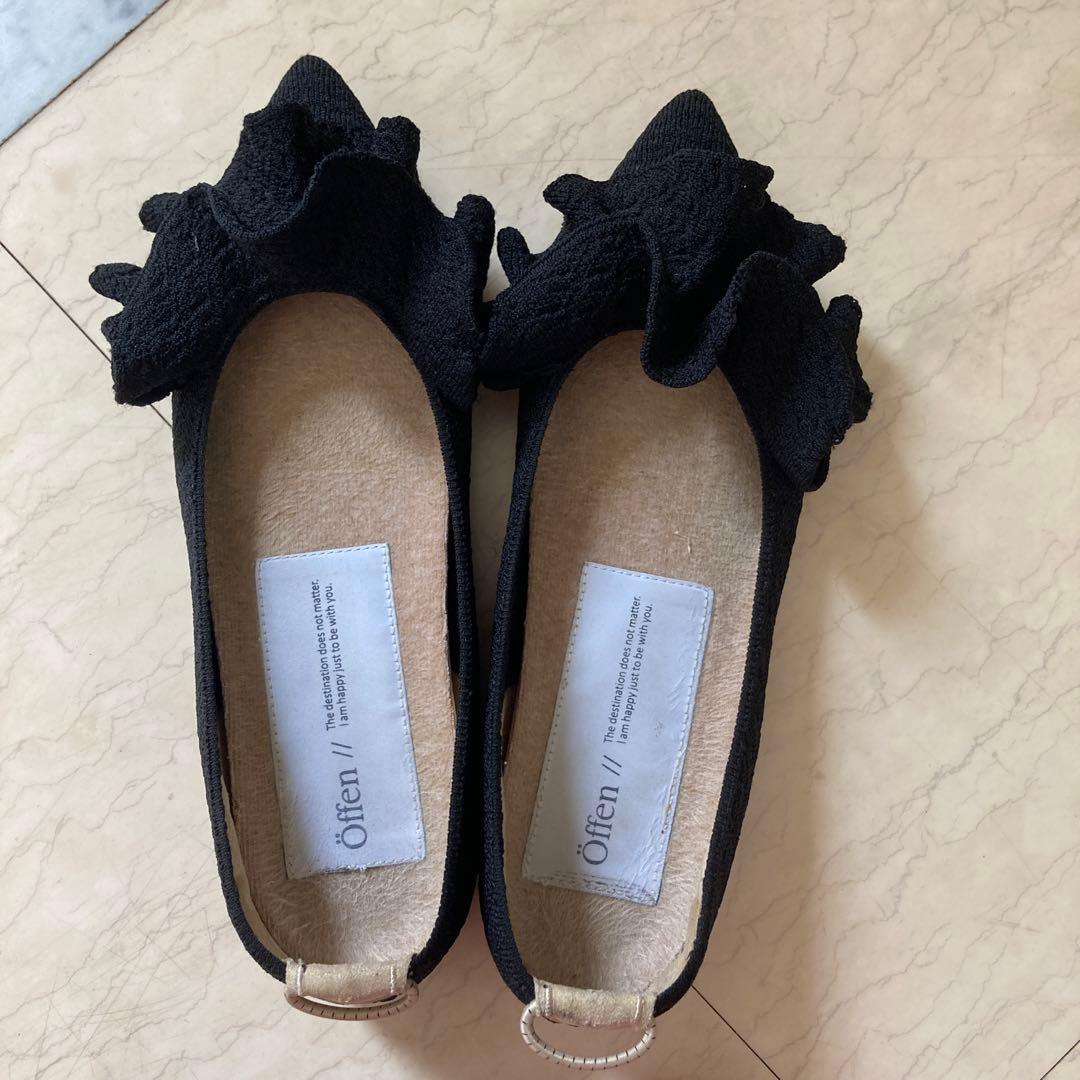 Offen フリル付きブラックフラットシューズ