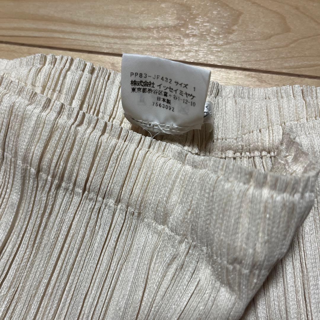 PLEATS PLEASE(プリーツプリーズ) ホワイトパンツ　ポケットあり