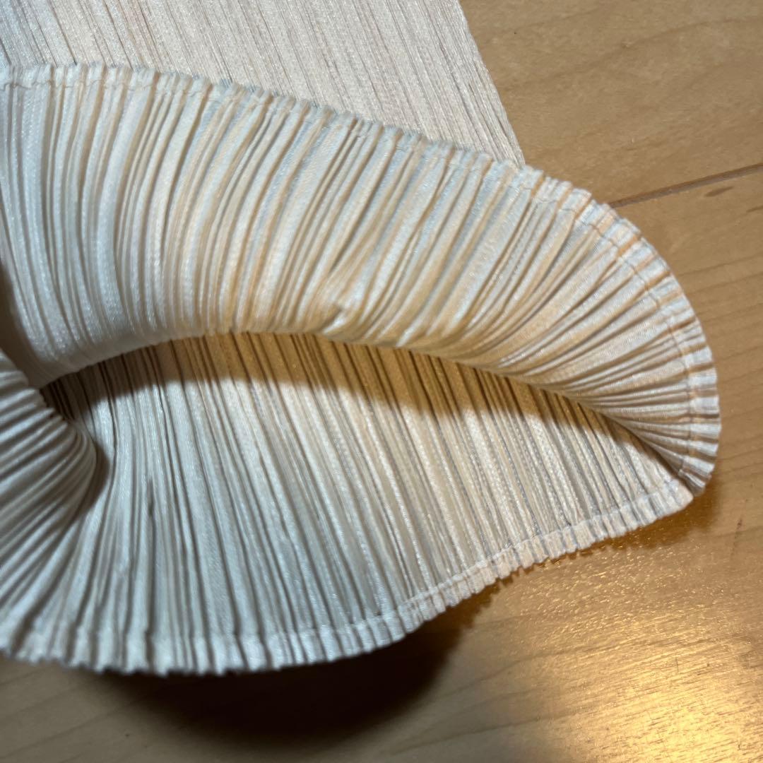 PLEATS PLEASE(プリーツプリーズ) ホワイトパンツ　ポケットあり