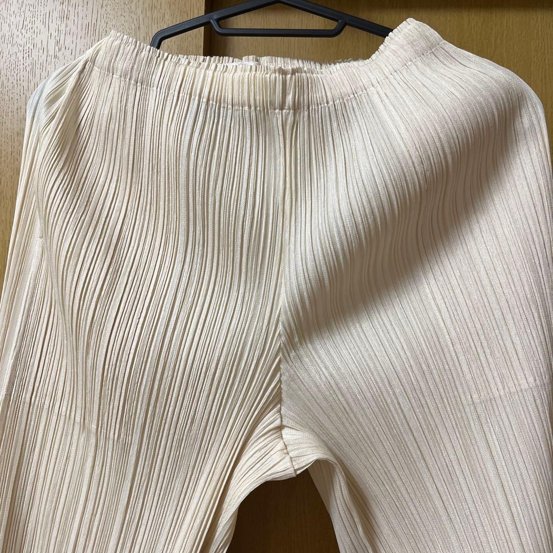 PLEATS PLEASE(プリーツプリーズ) ホワイトパンツ　ポケットあり