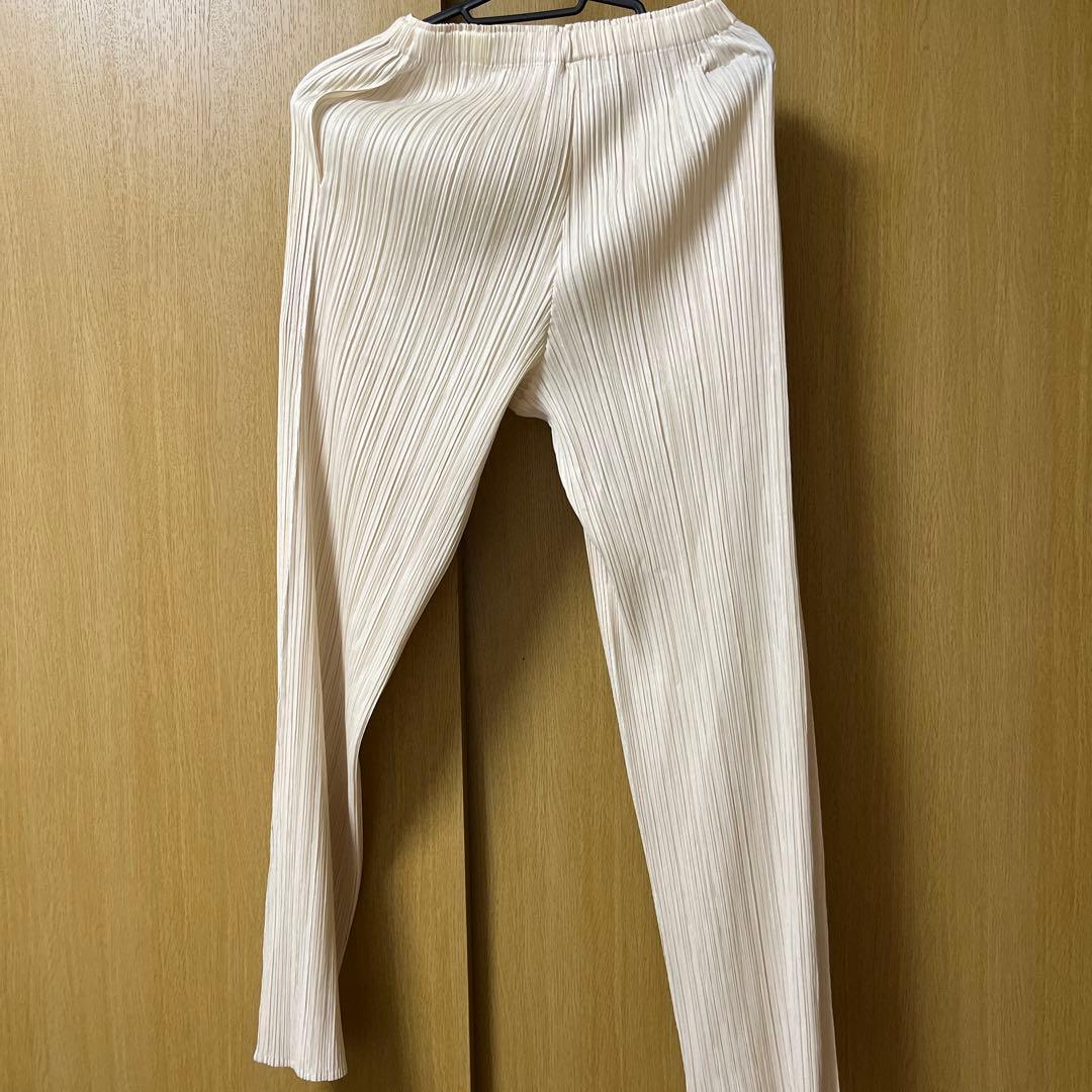 PLEATS PLEASE(プリーツプリーズ) ホワイトパンツ　ポケットあり
