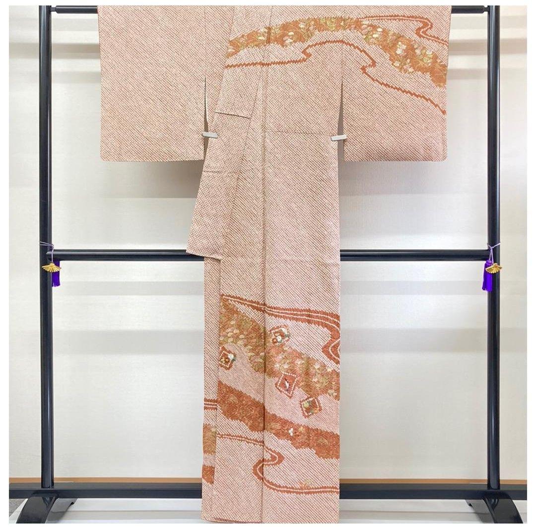 美品　鈴乃屋　総絞り　訪問着　正絹　裄65　身丈161　刺繍・花柄（赤茶色）