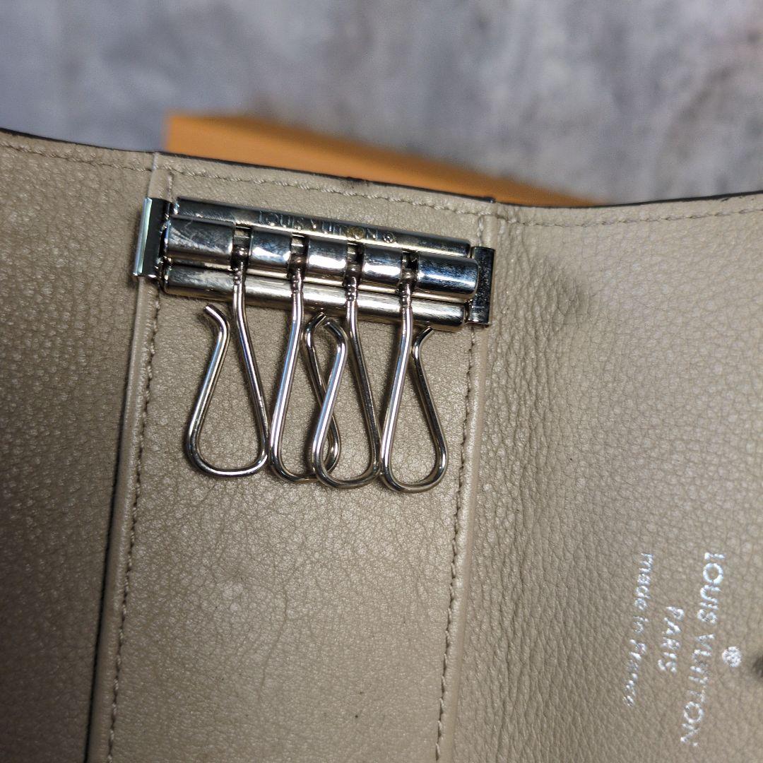 LOUIS VUITTON マヒナ ミュルティクレ4グレーベージュ4連キーケース
