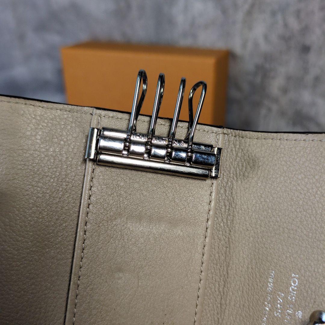 LOUIS VUITTON マヒナ ミュルティクレ4グレーベージュ4連キーケース