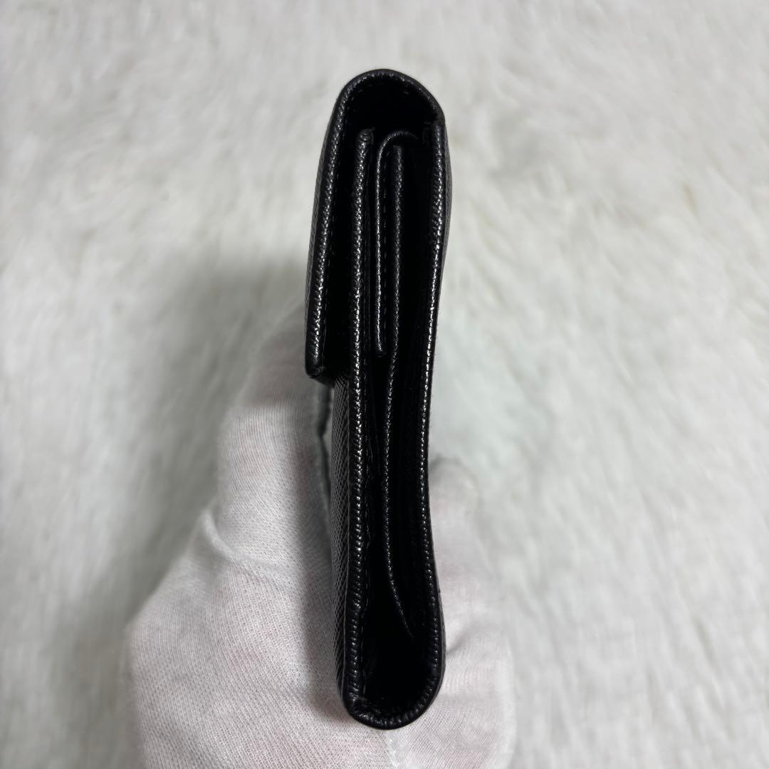 ✨美品✨ プラダ 三角ロゴ サフィアーノ 三つ折り財布 レザー プレート 黒