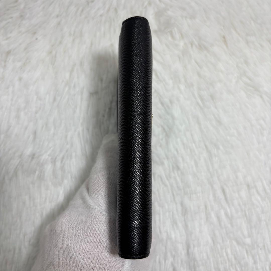 ✨美品✨ プラダ 三角ロゴ サフィアーノ 三つ折り財布 レザー プレート 黒